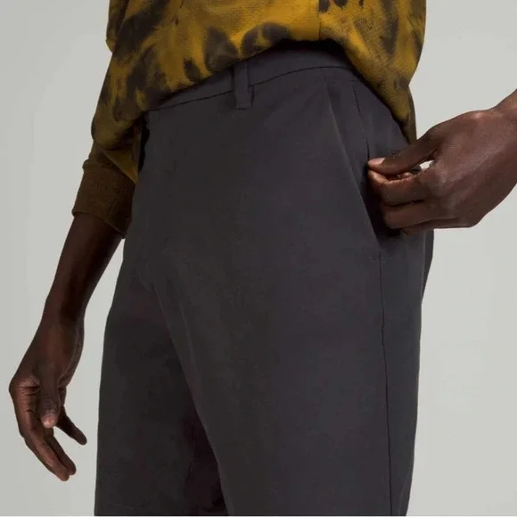 Lululemon Men's Commission Classic Fit Short 9" Vera Twill 32 in Black Granite - Picture 6 of 12